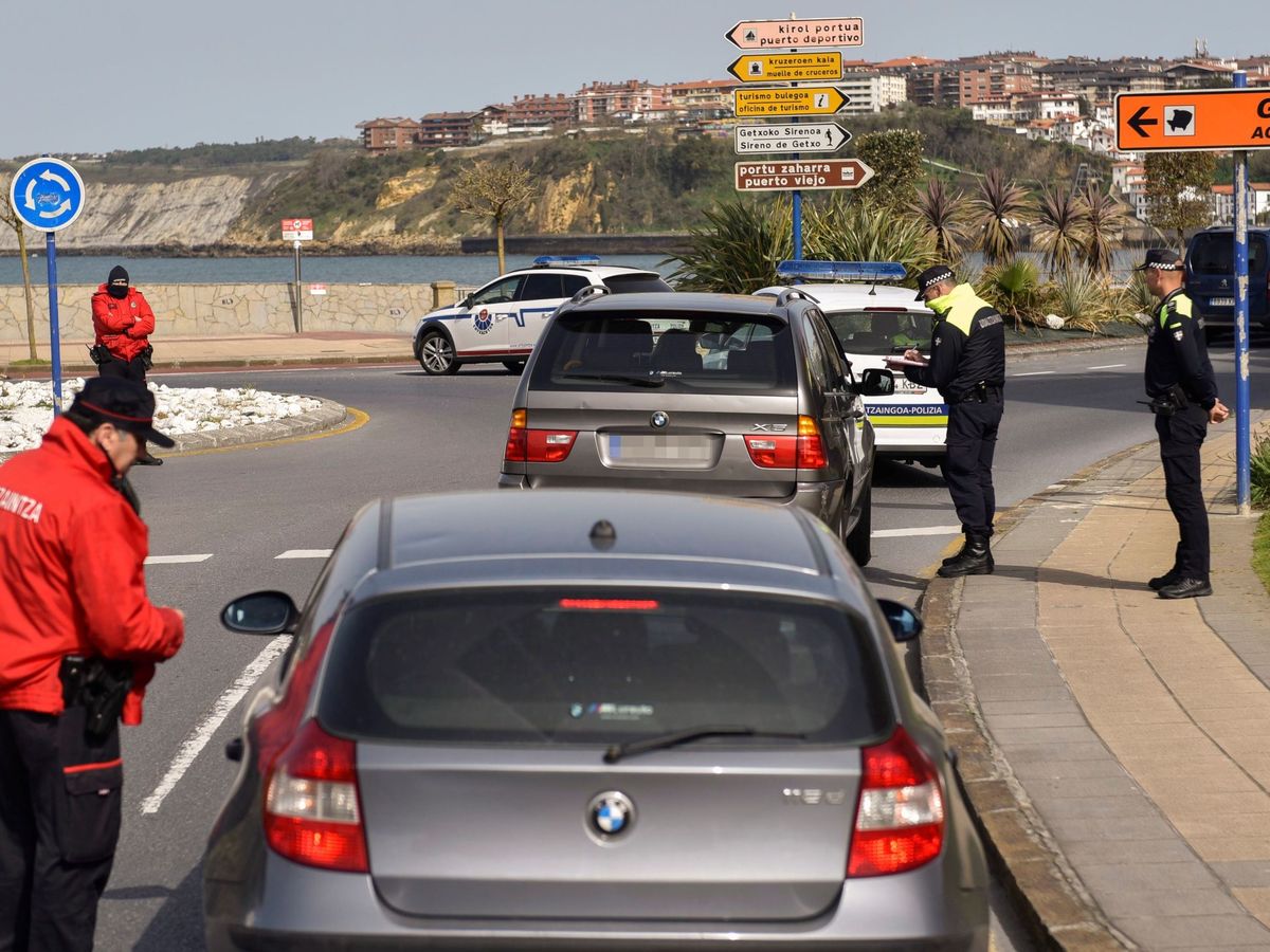 Foto: La Ertzaintza en un control policial de carretera este fin de semana para evitar que los ciudadanos se salten la reclusión. (EFE)