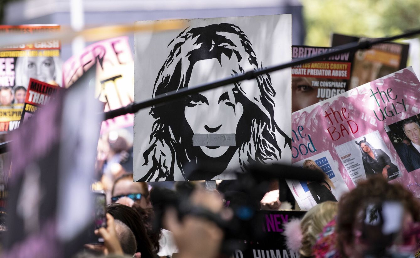 Una pancarta de Britney en una de las manifestaciones en apoyo a la cantante. (EFE)