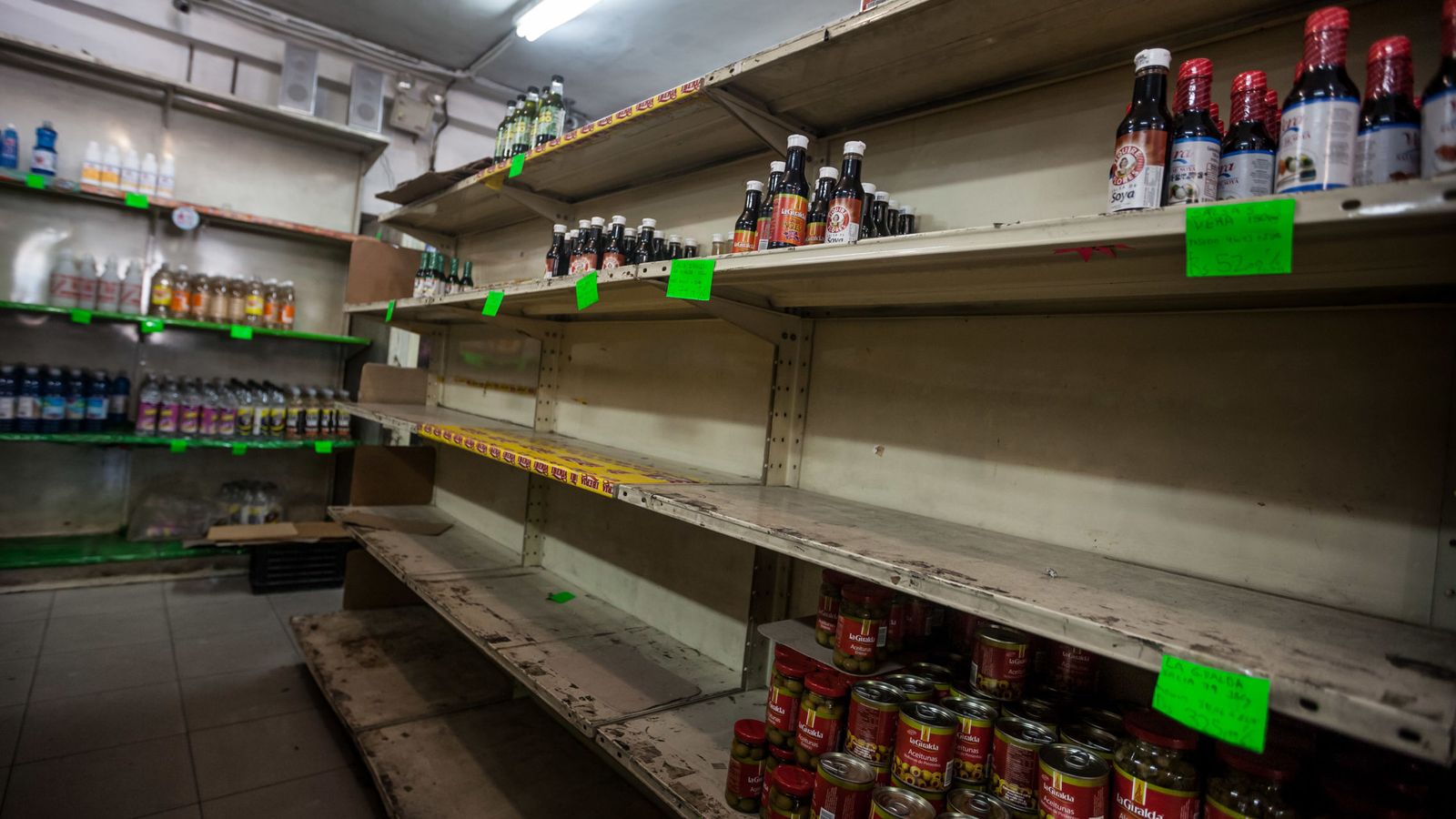 Foto: Vista de unos estantes parcialmente vacíos en Venezuela. (EFE)