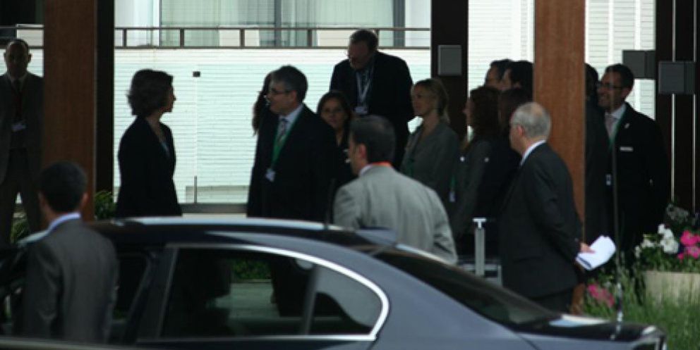 Foto: La Reina, Polanco, Cebrián y Solana, “pillados” en la reunión de los Bilderberg