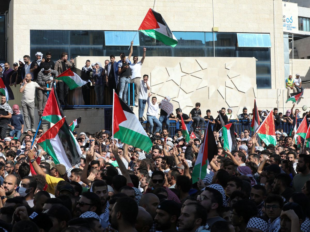 Foto: Varios participantes en una protesta propalestina tras la muerte de cientos de palestinos en una explosión en el hospital Al-Ahli de Gaza, de la que se culparon mutuamente las autoridades israelíes y palestinas. (Reuters / Alaa Al Sukhni)