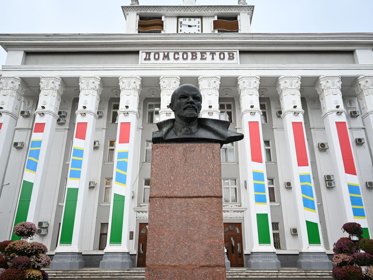 Foto: Vista del busto de Lenin en frente de la Casa de los Sóviet en Tiráspol, capital de la autoproclamada República de Transnistria, Moldavia. (EFE/Ignacio Ortega)