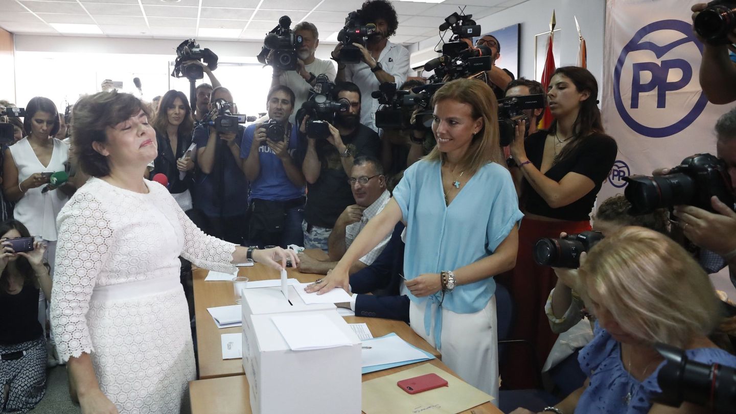 Soraya Sáenz de Santamaría también votó en la sede del distrito de Salamanca. (EFE)
