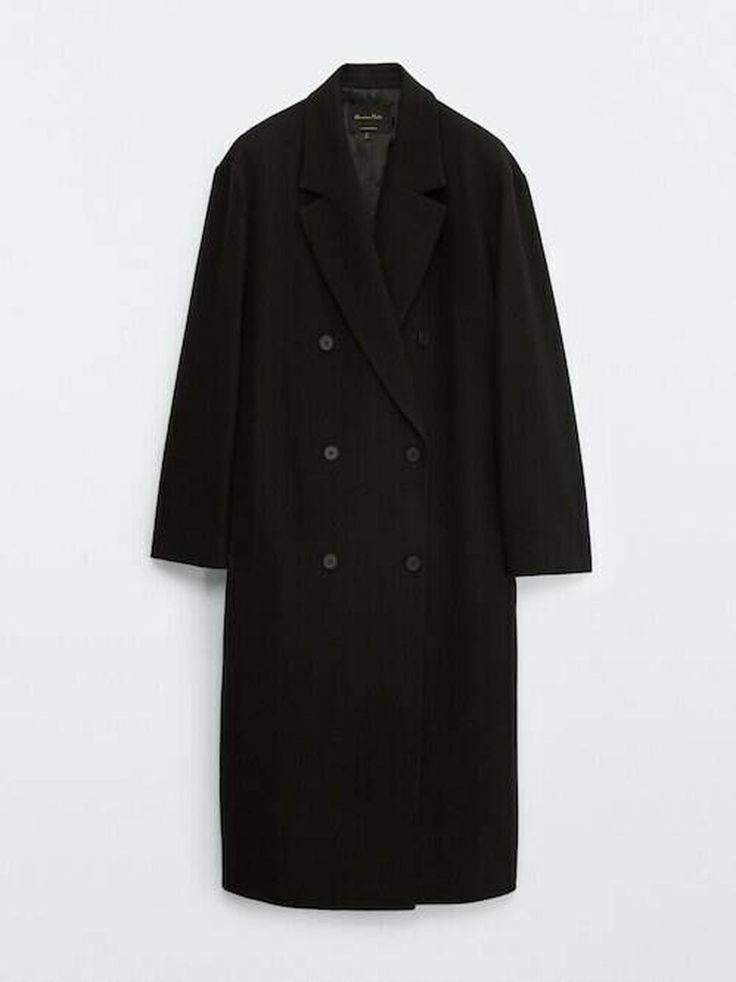 El abrigo básico negro de Massimo Dutti. (Cortesía)