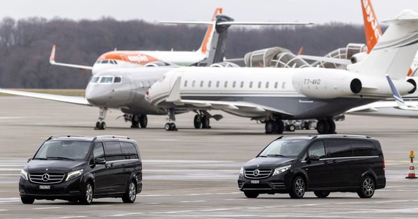 Foto: Dos vehículos esperan en el aeropuerto de Argel para recoger al presidente Bouteflika a su regreso desde Suiza. (EFE)