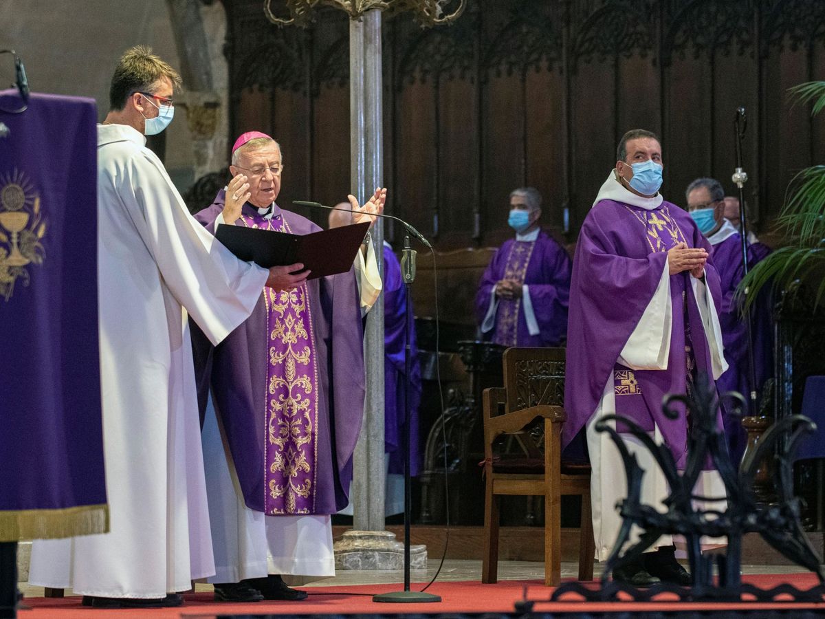 Foto: El obispo de Mallorca, Sebastià Taltavull (c), preside una misa por las víctimas de la pandemia, el pasado julio. (EFE)