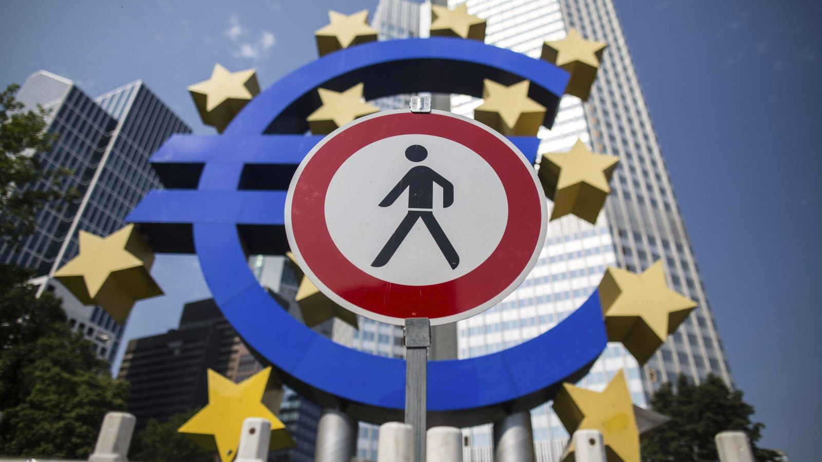 Foto: Vista de una señal que prohíbe el paso de peatones en las inmediaciones de la sede del Banco Central Europeo . (EFE)