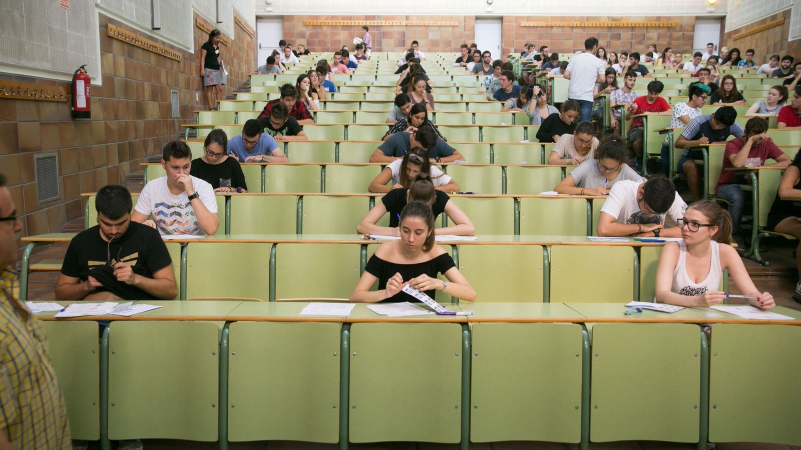 Foto: Varios estudiantes se examinan en la Universidad de Zaragoza. (EFE)