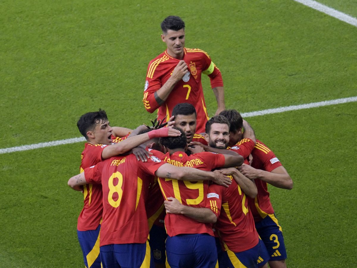 Foto: Los jugadores de España celebran uno de los goles contra Croacia (REUTERS/Fabian Bimmer).