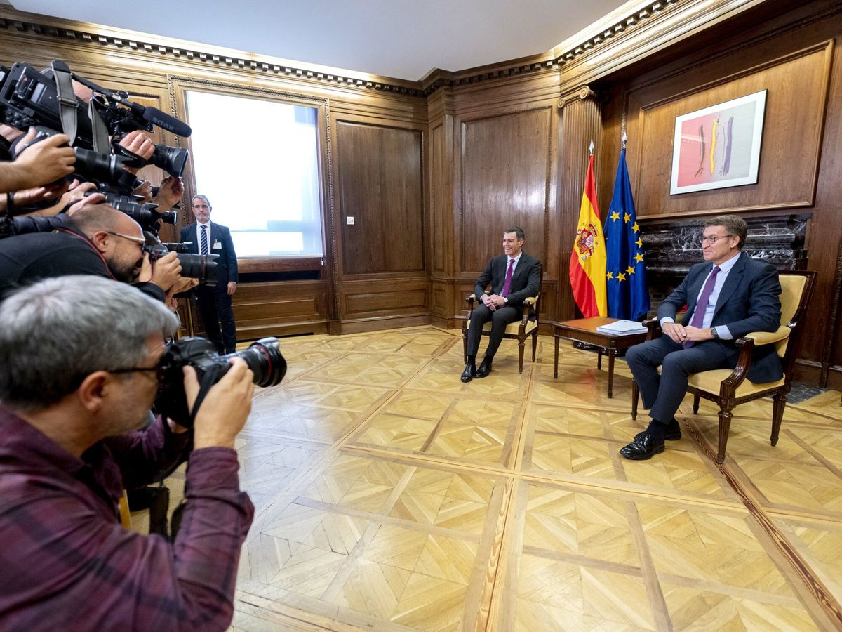 Foto: Sánchez y Feijóo, durante su reunión de este viernes en el Congreso. (Europa Press/Alberto Ortega)