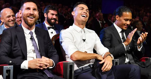 Foto: Virgil Van Dijk, junto a Cristiano Ronaldo y Leo Messi. (EFE)