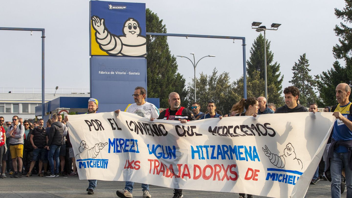 Cientos de trabajadores de la factoría de Michelin Vitoria se manifestaban ante la fábrica en junio. (EFE David Aguilar) 