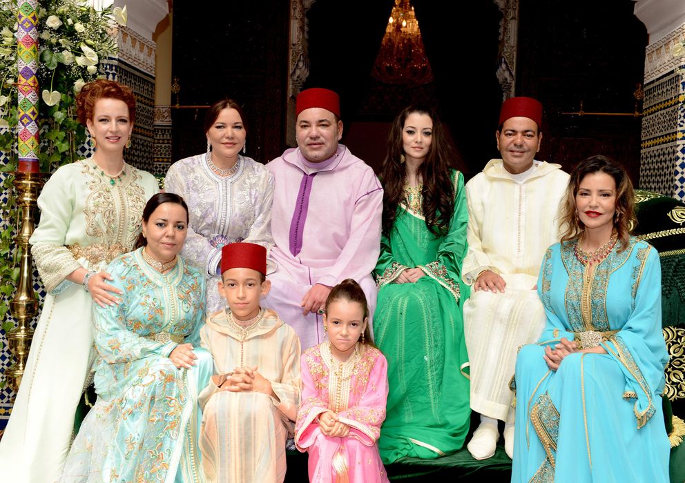 Foto: El Rey de Marruecos, Mohamed VI, en la boda de su hermano, el principe Moulay Rachid, en Rabat, el pasado 15 de junio (AP). 