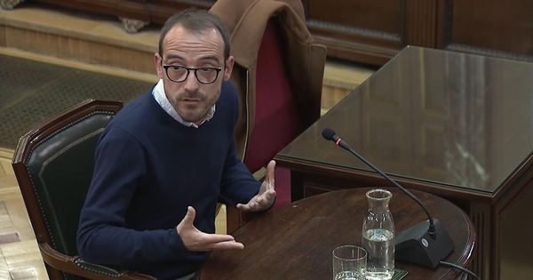Foto: Captura de la señal del Tribunal Supremo, durante la declaración de Jaume Mestre, responsable de Difusión Institucional de la Generalitat. (EFE)