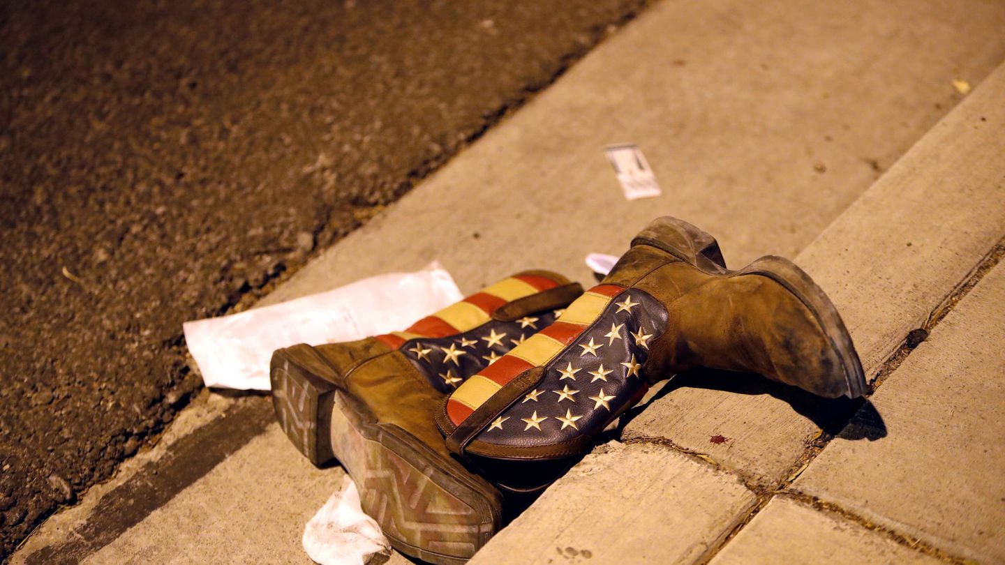 Unas botas de cowboy en la escena del tiroteo en Las Vegas, EEUU. (Reuters)