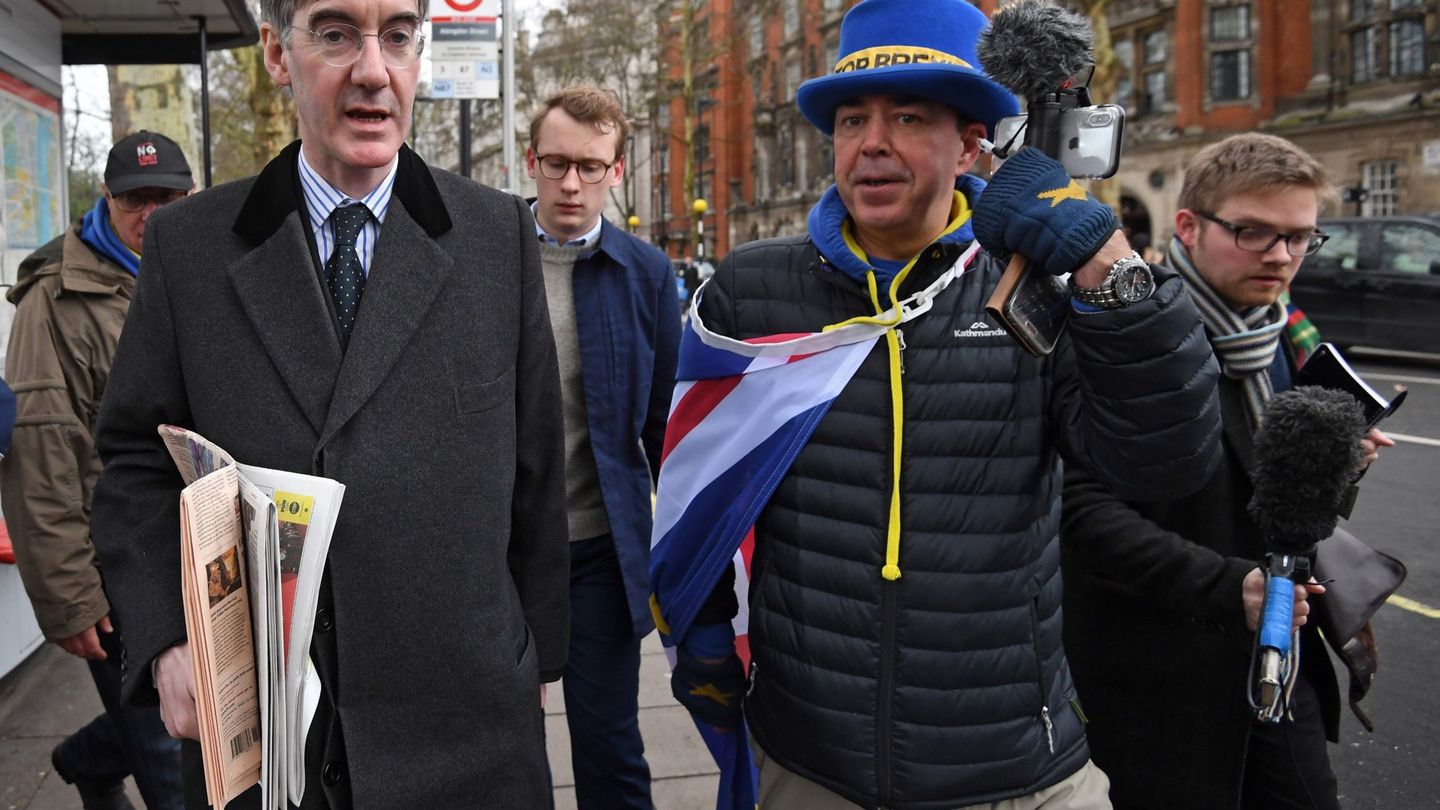  El diputado conservador Jacob Ress-Mogg (izq) es abordado por el activista anti 'brexit' Steve Bray (dcha), en Londres. (EFE)