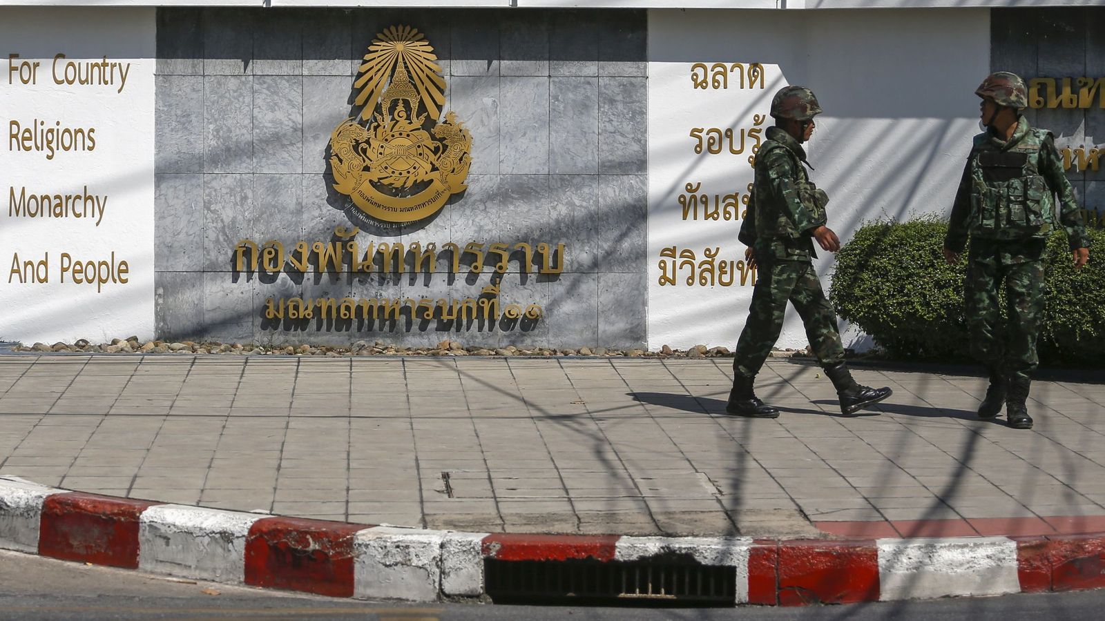 Foto: Soldados caminan frente a una base militar en Bangkok que aloja un centro secreto de detención. Fotografía tomada a finales de diciembre de 2015 (Reuters)