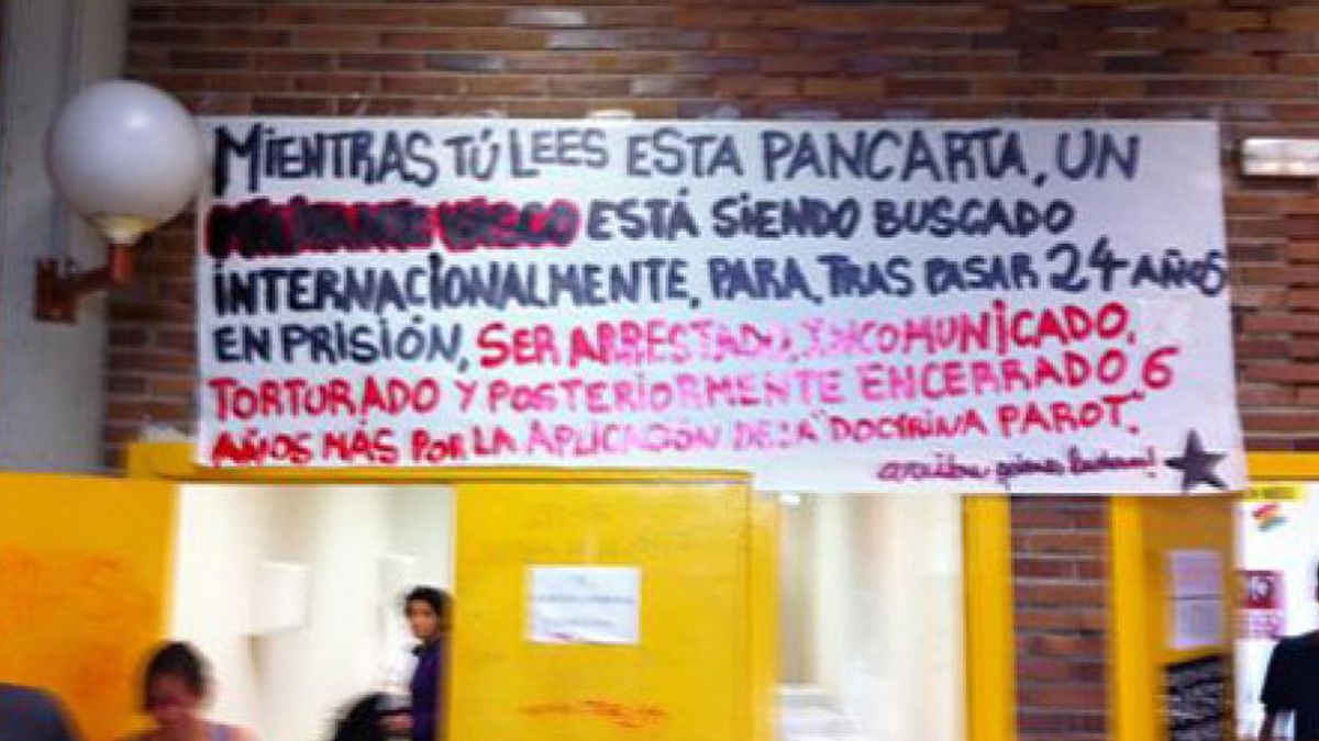 Estudiantes de la Facultad de Políticas de Madrid cuelgan una pancarta en apoyo a Troitiño
