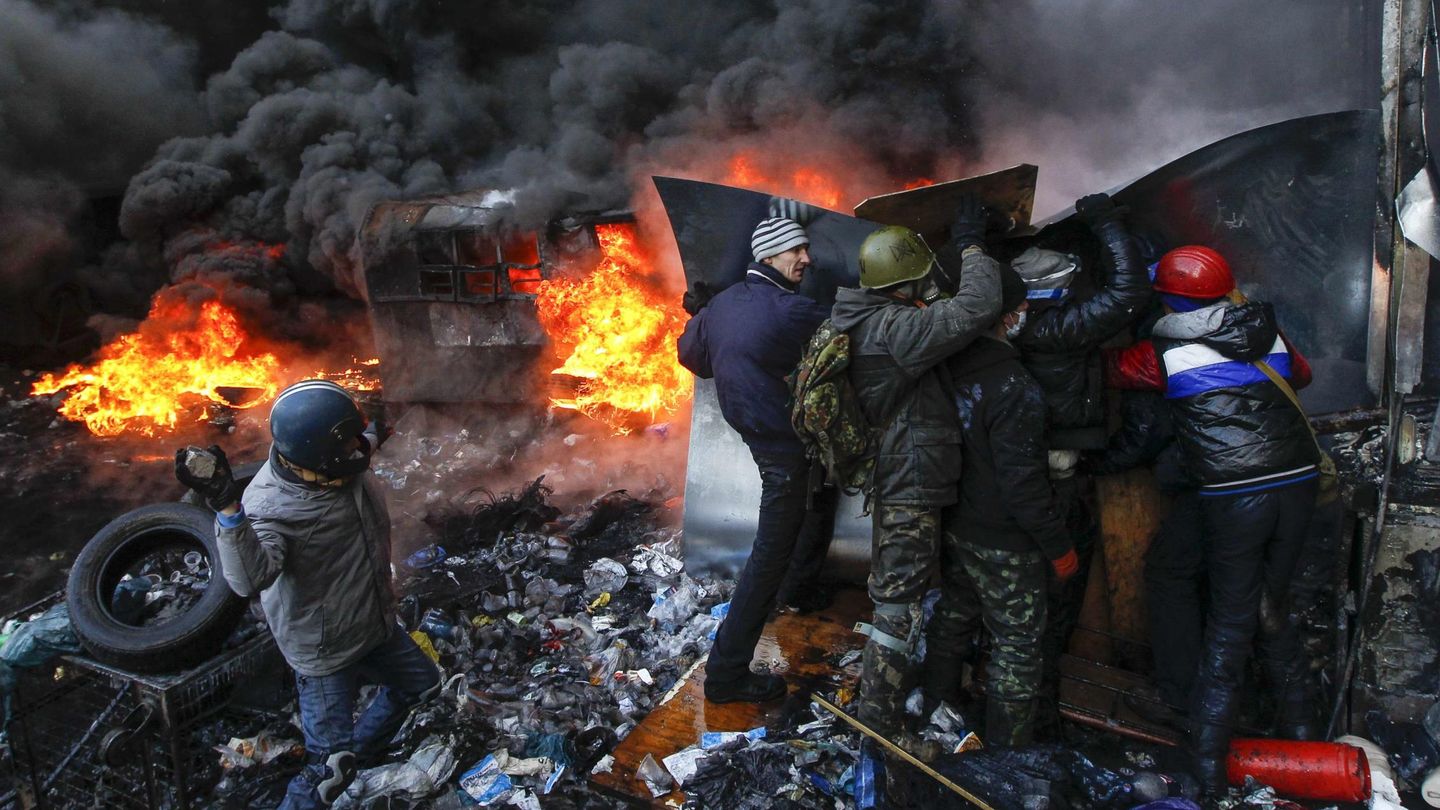 Manifestantes arrojan piedras contra los antidisturbios en Kiev (Reuters).