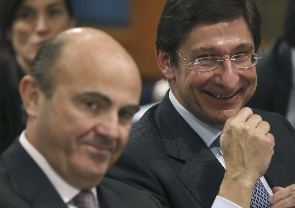Foto: El ministro de Economía, Luis de Guindos, y el presidente de Bankia, José Ignacio Goirigolzarri. / EFE