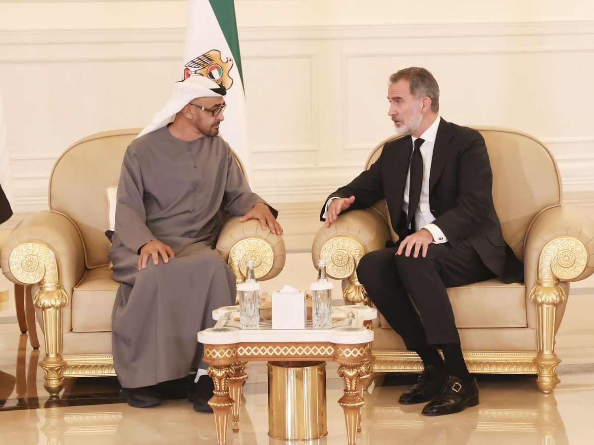 Foto: Felipe VI y el jeque Mohamed Bin Zayed Al Nahyan, durante la visita a Abu Dabi de ayer para dar el pésame. (EFE)