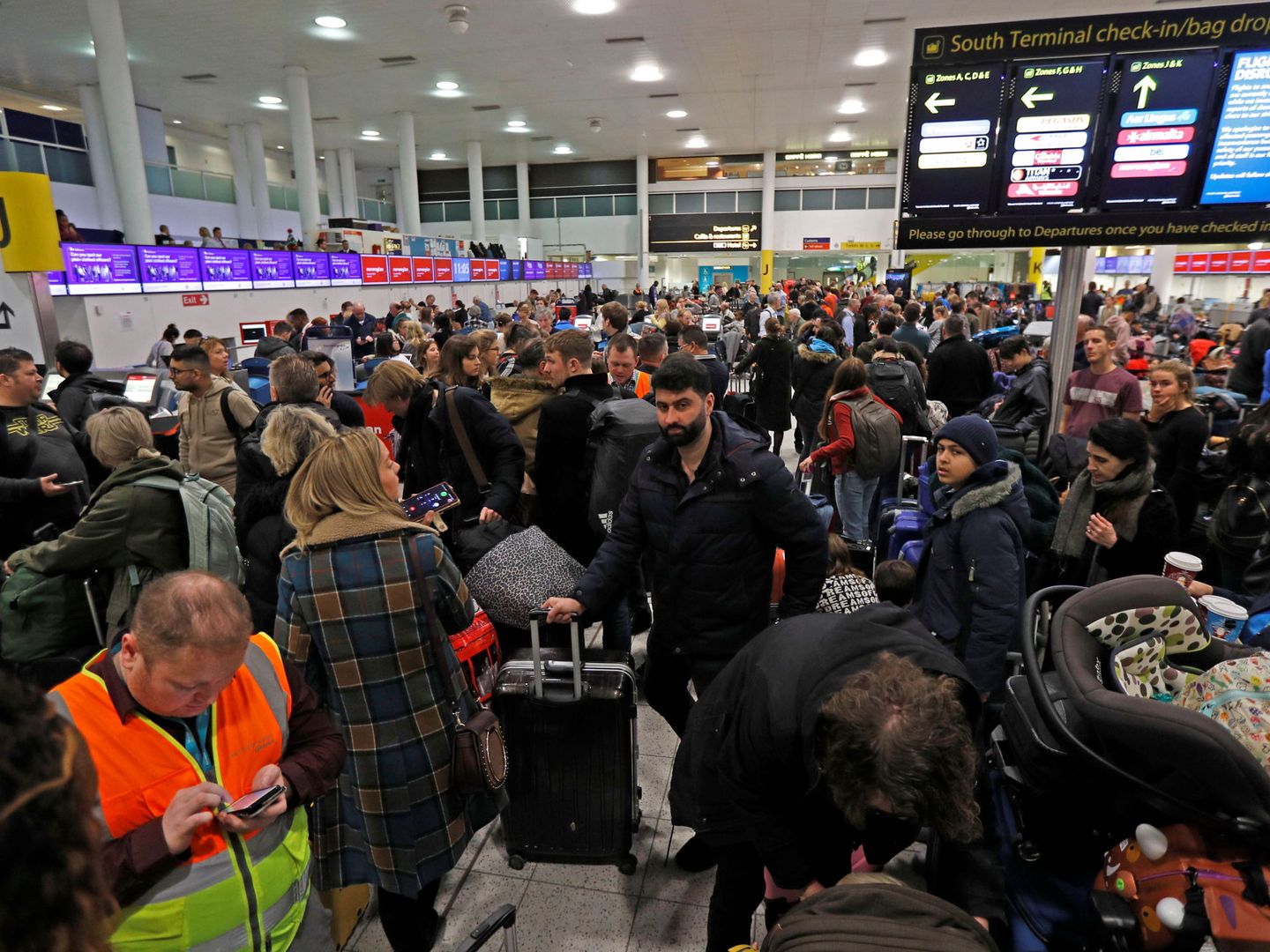 Pasajeros en el aeropuerto de Gatwick tras suspenderse los vuelos por la presencia de drones. (Reuters)