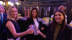 Otro gran invento de la humanidad: ni siempre existió la cerveza bien fría ni los cubitos en la copa 