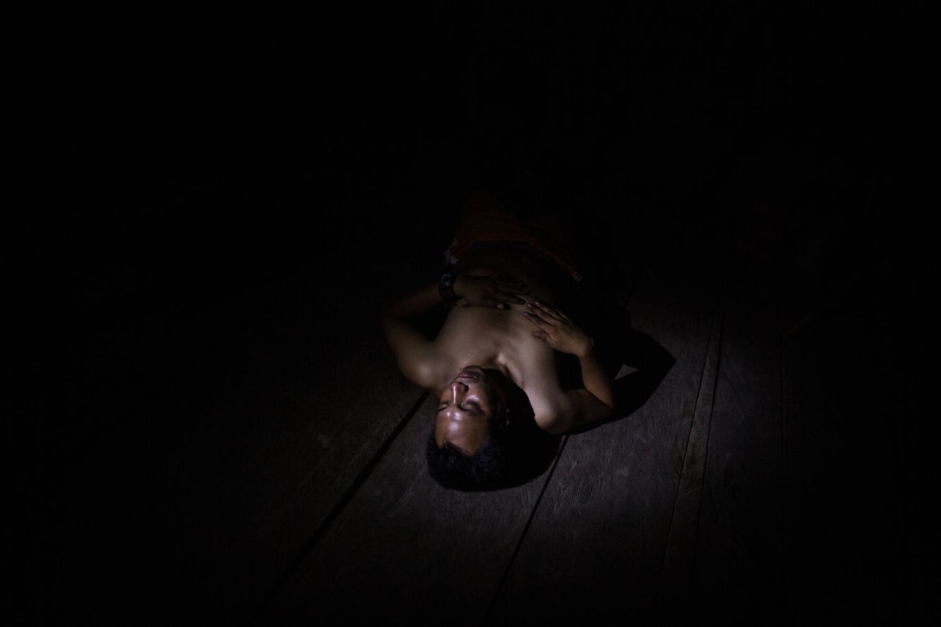 El chamán Douglas Tangoa descansa tras haber participado en un ritual de ayahuasca en su 'maloca' en Nueva Betania, una comunidad shipiba en el río Ucayali. (Reuters/Sebastián Castañeda)