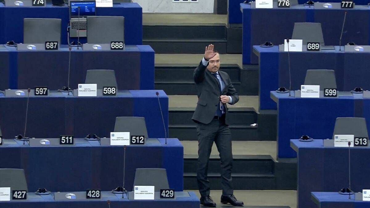 Un diputado búlgaro del grupo de Vox realiza el saludo nazi en el Parlamento Europeo