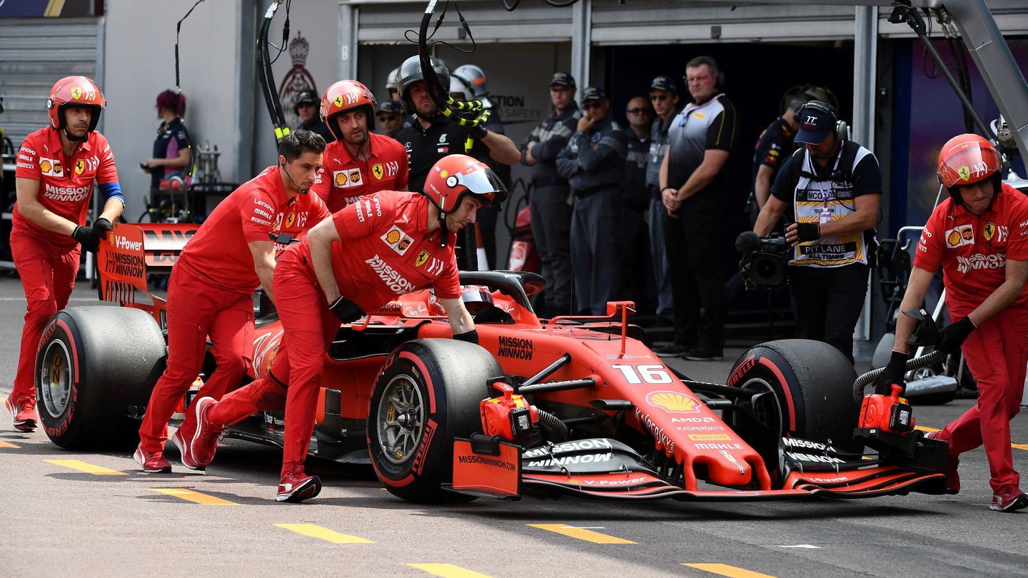 Ferrari empujando el SF90 de Leclerc en la clasificación. (EFE)