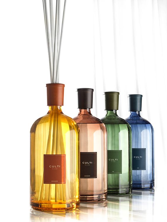 Los frascos de 'Colours' son de vidrio con un tapón de madera de arce.
