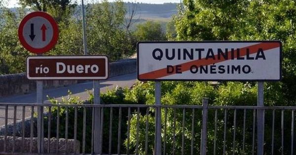 Foto: Cartel a la salida del pueblo Quintanilla de Onésimo. (Wikipedia)