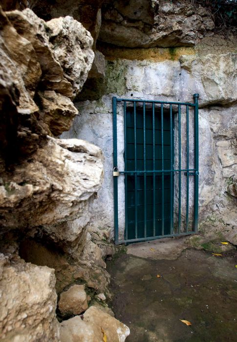 Foto: El acceso a la cueva de Altamira, cerrado desde 2002. (EFE)