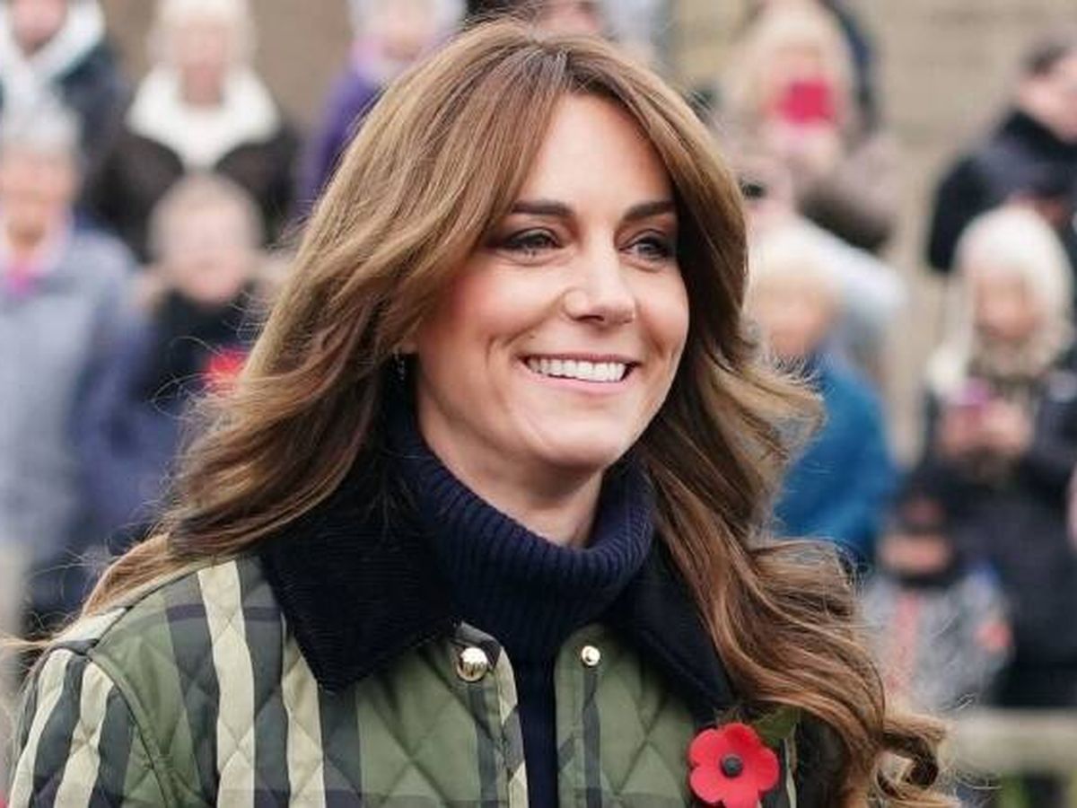 Foto: Kate Middleton, en Escocia con chaqueta de Burberry. (Getty)