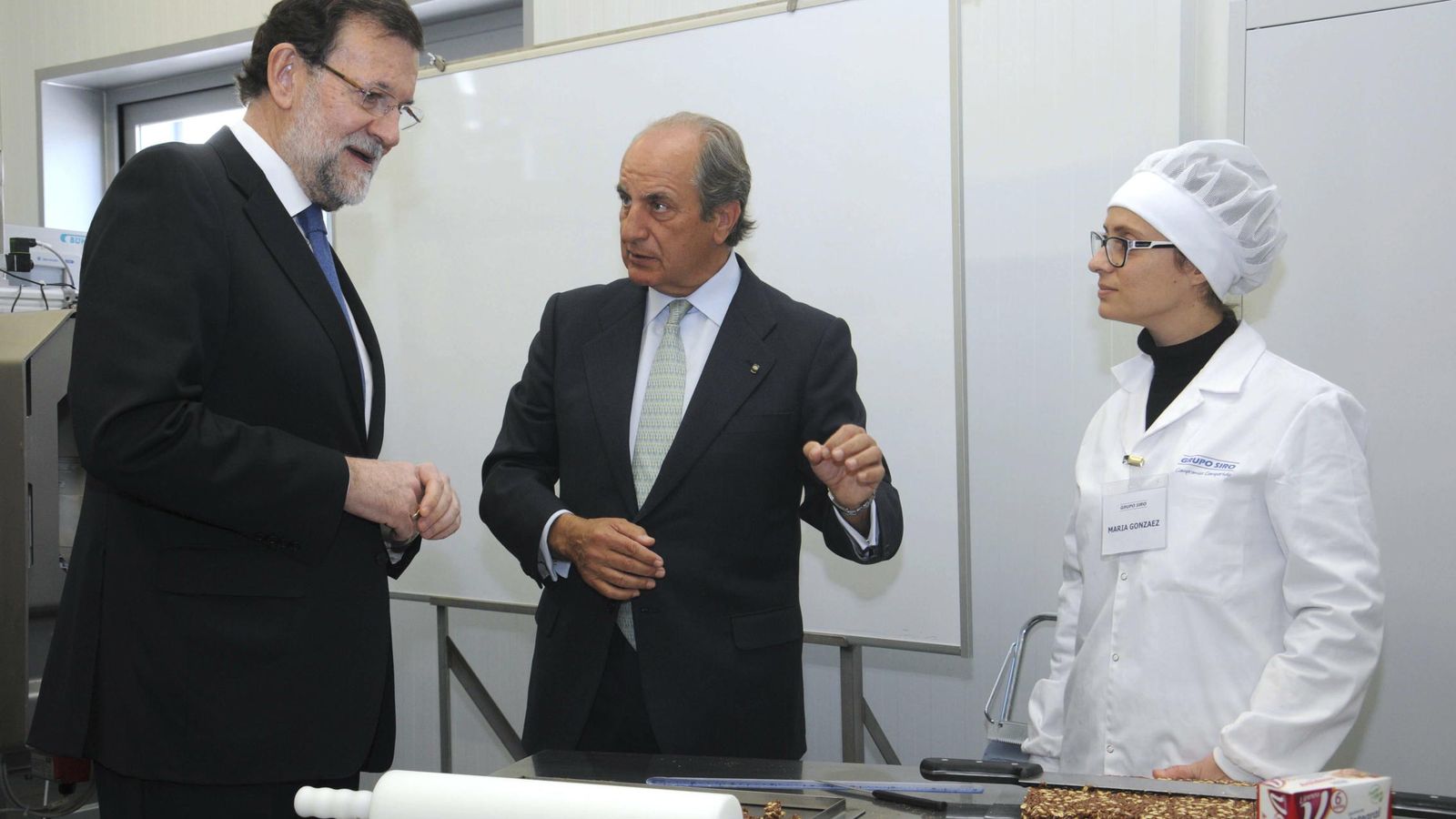 Foto: Mariano Rajoy, acompañado del presidente del Grupo Siro, Juan Manuel González Serna, durante una visita a una de sus fábricas en la localidad segoviana de El Espinar. (EFE)