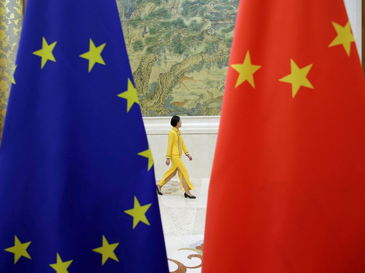 Foto: Una persona camina en Pekín durante un diálogo económico entre la UE y China. (Reuters)