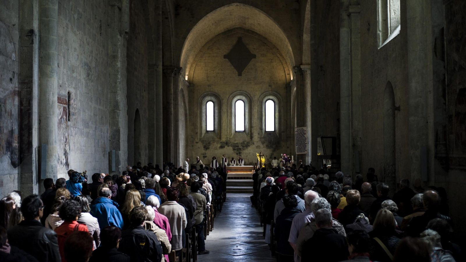 Foto: Misa en la catedral de Notre-Dame en memoria de las víctimas. (Efe)