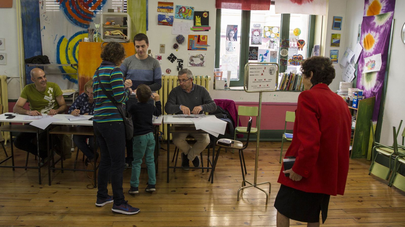 Foto: La Escuela de Artes y Oficios de Vitoria actúa este 25S como colegio electoral (EFE)