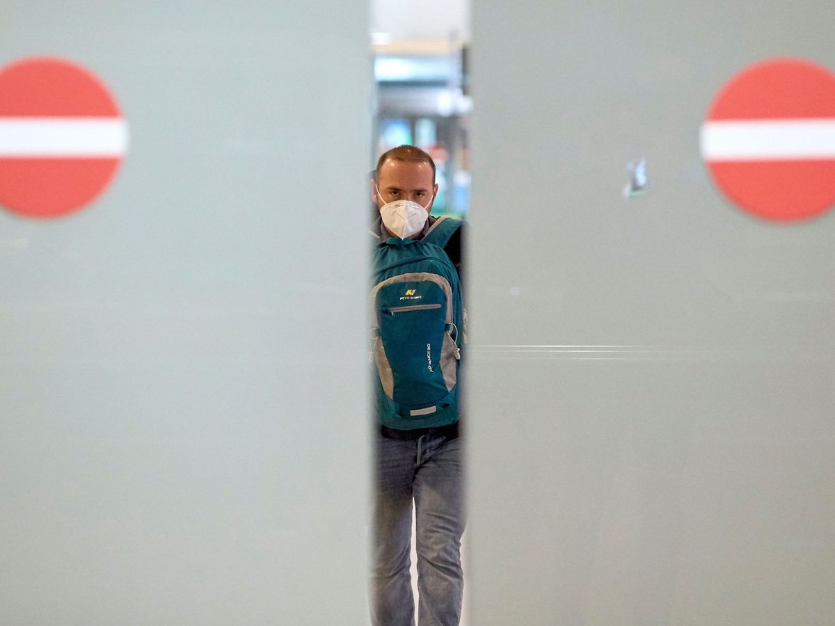 Foto: Un viajero a su llegada al aeropuerto de El Prat de Barcelona. (EFE)