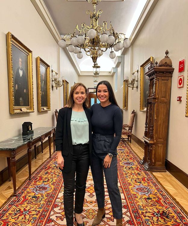 Foto: Flor Álvarez Taboada y Mireia Borrás en los pasillos del Congreso. (Cedida)