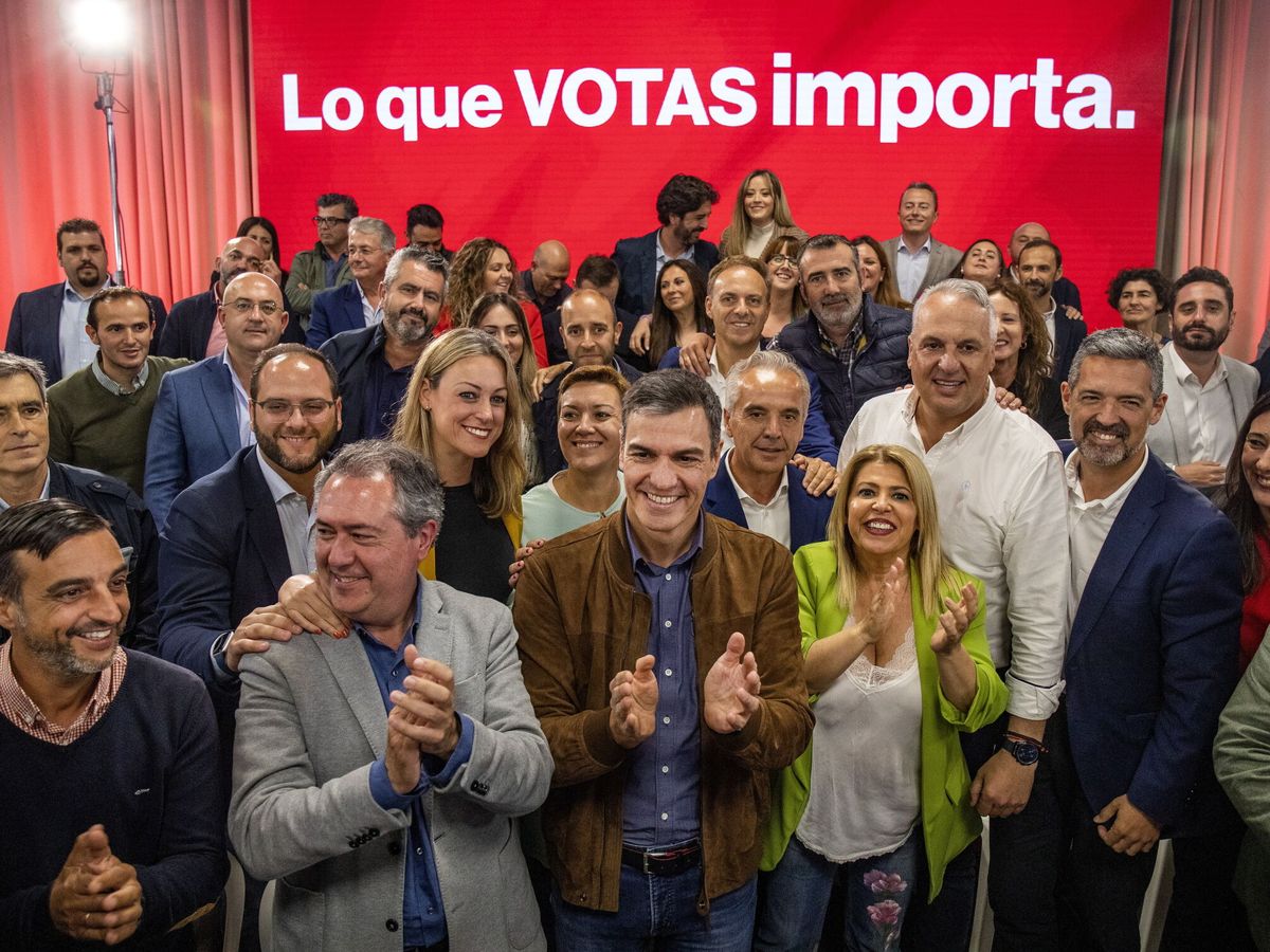 Foto: Pedro Sánchez, en Jerez, junto a los candidatos del PSOE en Cádiz. (EFE/Román Ríos)