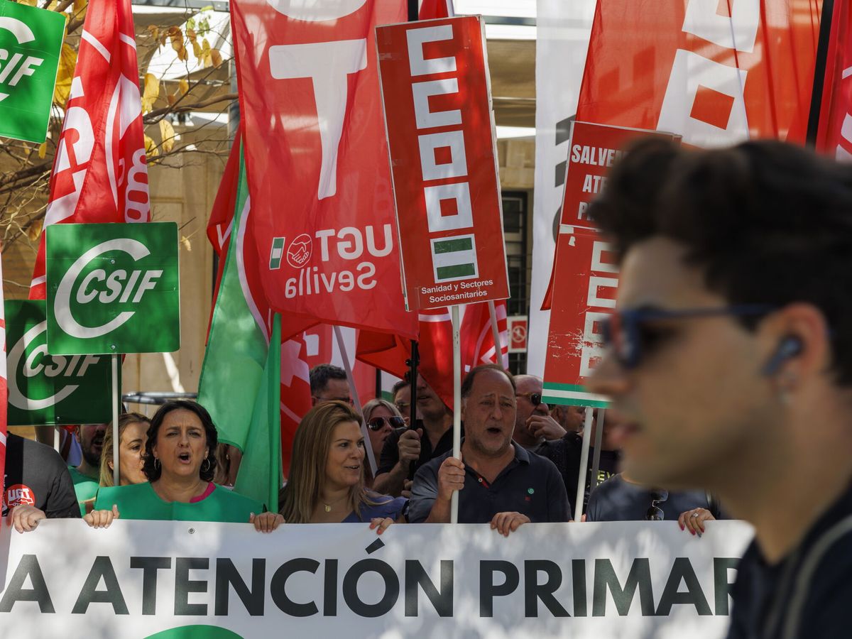 Foto: Asistentes a la concentración de protesta de los sindicatos CCOO, CSIF y UGT en otra manifestación en Andalucía. (EFE/Julio Muñoz)