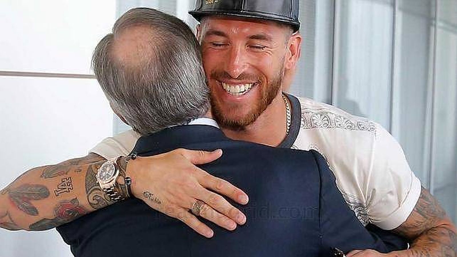 Foto: Sergio Ramos abraza a Florentino Pérez en la Ciudad Deportiva de Valdevebas. (Efe)