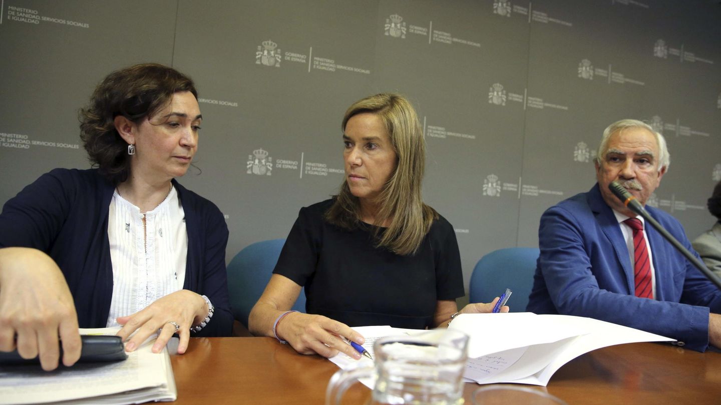 Foto de archivo de la ministra de Sanidad, Ana Mato, junto a la directora general de Salud Pública, Mercedes Vinuesa, y el director general de Atención Primaria de la Comunidad de Madrid, Antonio Alemany. (EFE)