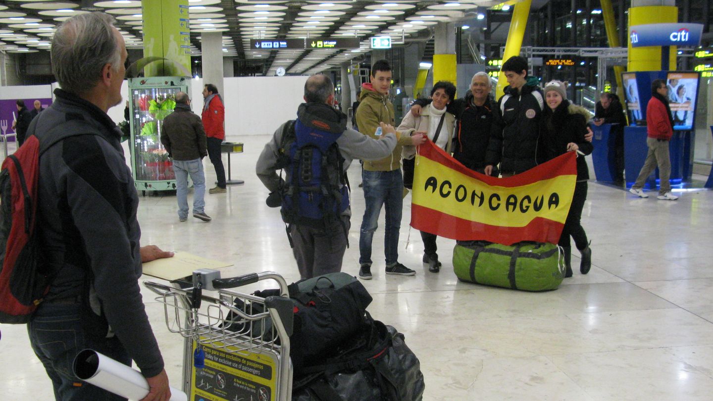 Los expedicionarios, a su llegada a la T4 de Barajas (Madrid)