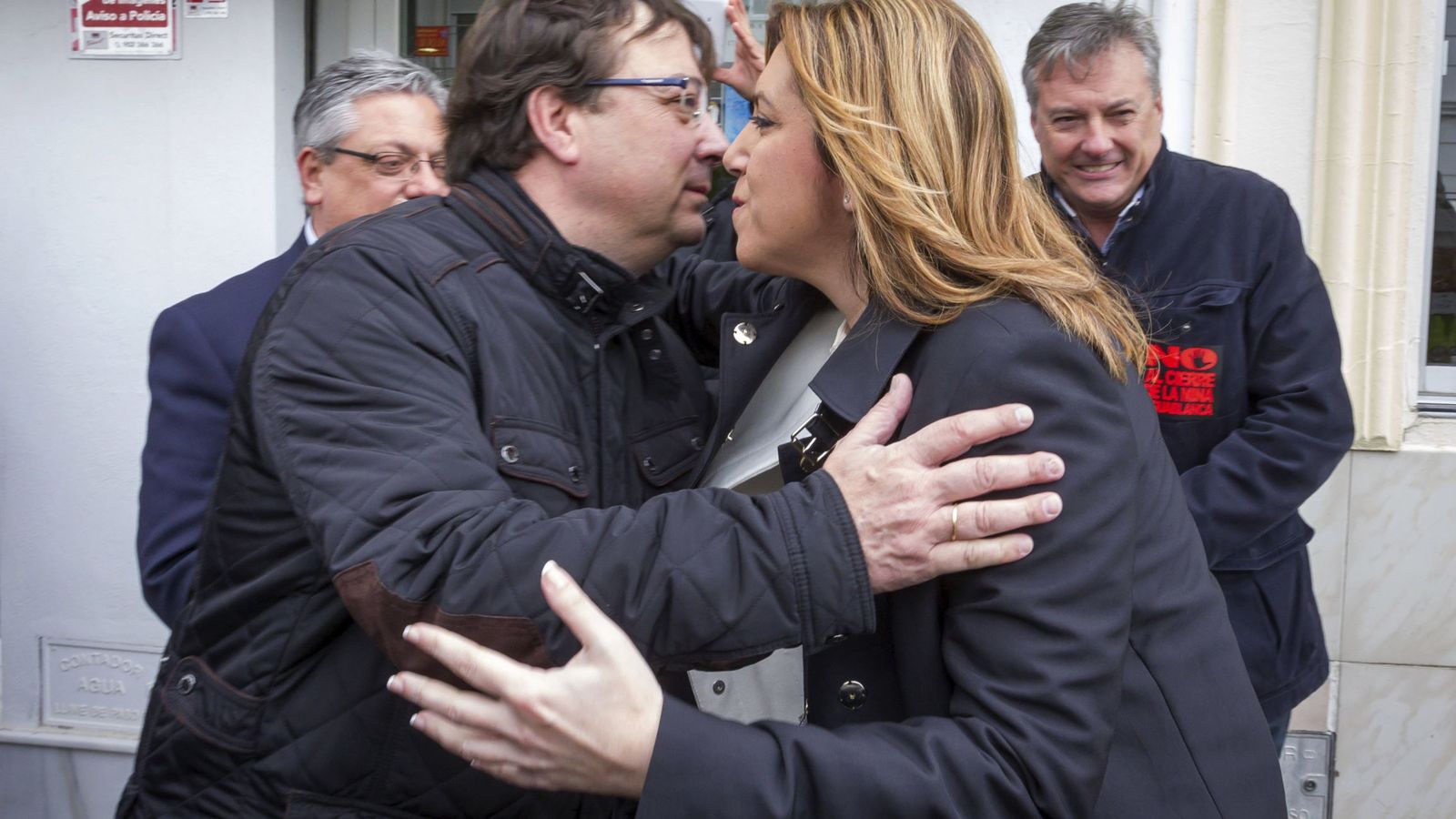 Foto: Guillermo Fernández Vara y Susana Díaz se saludan en Monesterio, Badajoz, el pasado 7 de marzo. (EFE)