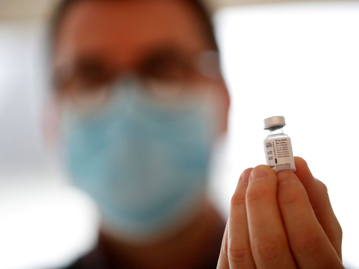 Foto: Un médico, con una vacuna de Pzifer. (Reuters)