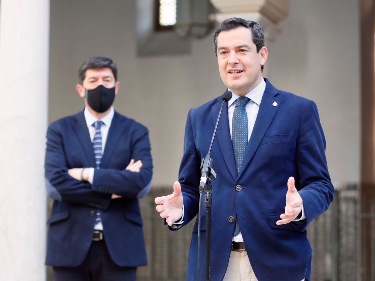 Foto: El presidente andaluz, Juanma Moreno, del PP, y el vicepresidente, Juan Marín (izq), de Ciudadanos, han comparecido juntos esta tarde en el patio del Parlamento de Andalucía. (EFE)