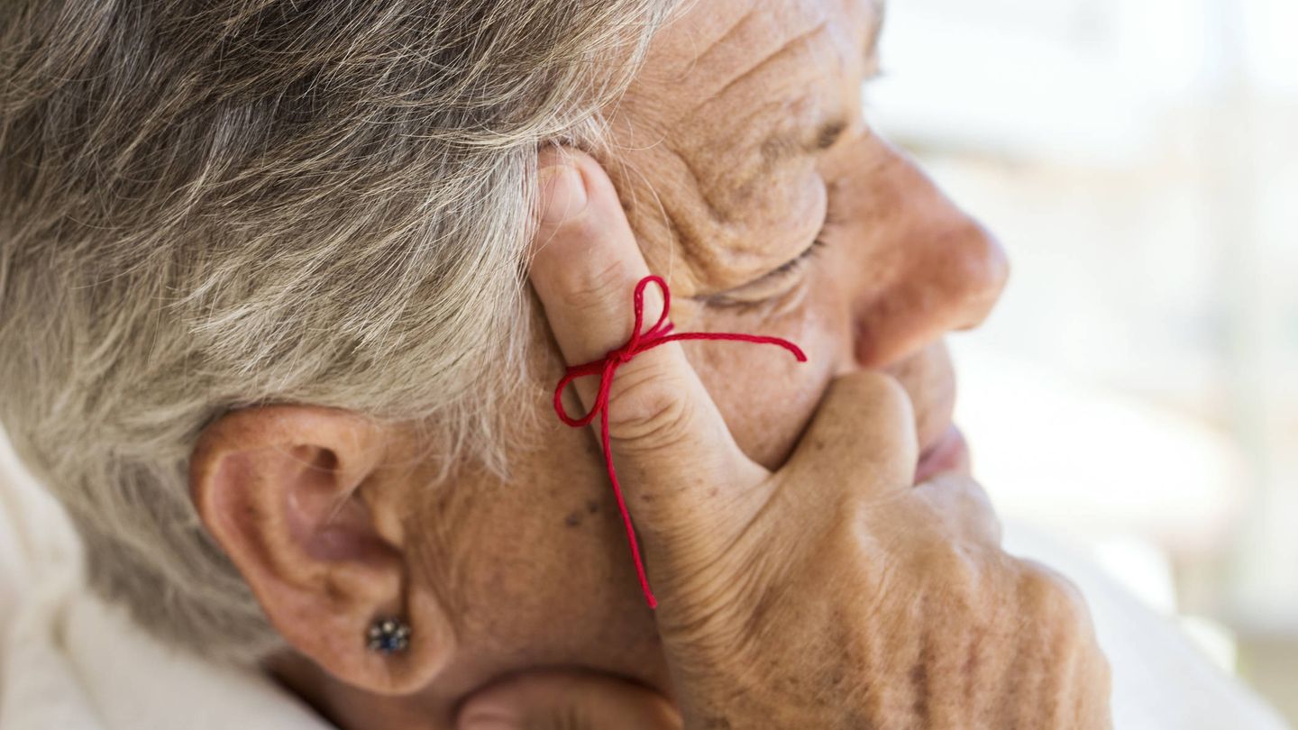 Una anciana apoya su cabeza sobre el dedo índice. (iStock)
