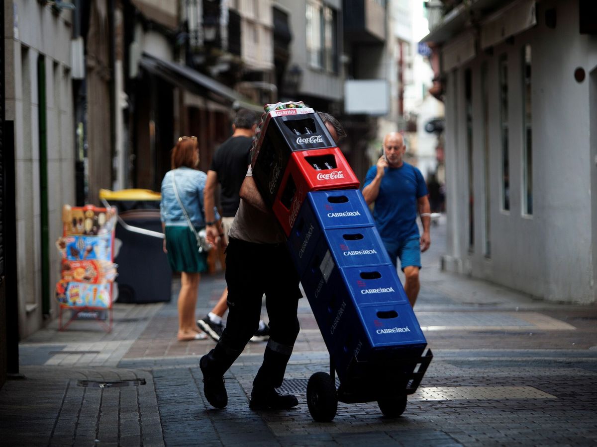 Foto: Un trabajador, por las calles de A Coruña. (EFE/Cabalar)